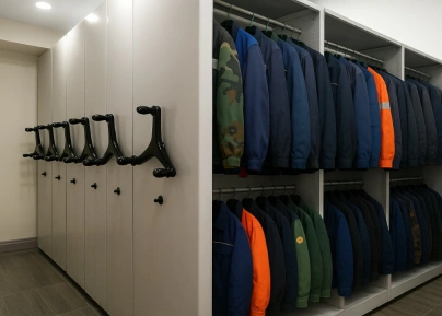 Мобильные стеллажи для спецодежды на складе