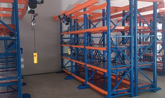 Стеллажи с выкатными платформами, полки полного выдвижения