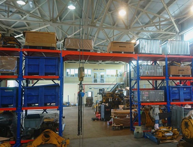 стеллажи с выкатными платформами в цеху с тельфером