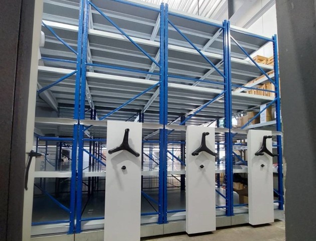 Среднегрузовые стеллажи для склада на рельсах