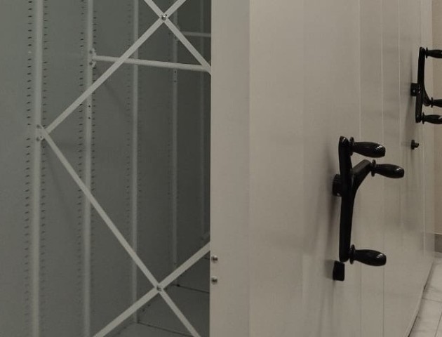 Передвижные стеллажи со штангами для одежды