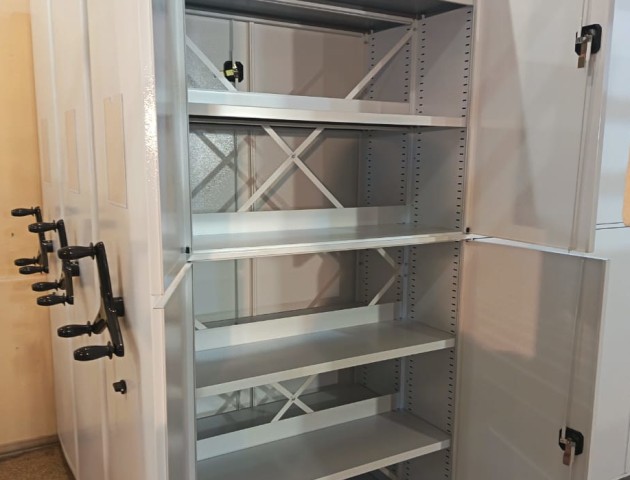 Стеллажи с дверцами в фондохранилище музея