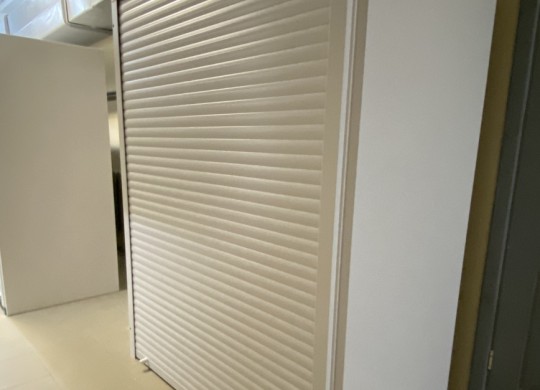 Двери – жалюзи с замками