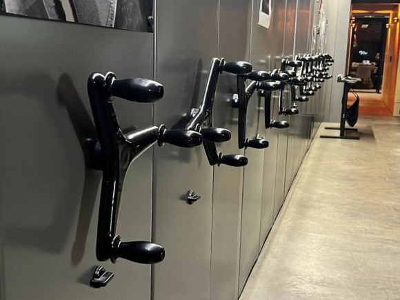 Окрашенные цветные стеллажи