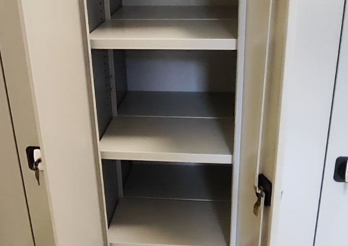 Металлические стеллажи с дверцами